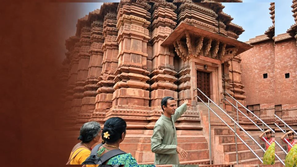 Chandru Ramesh explaining the heritage of Govind Dev Temple