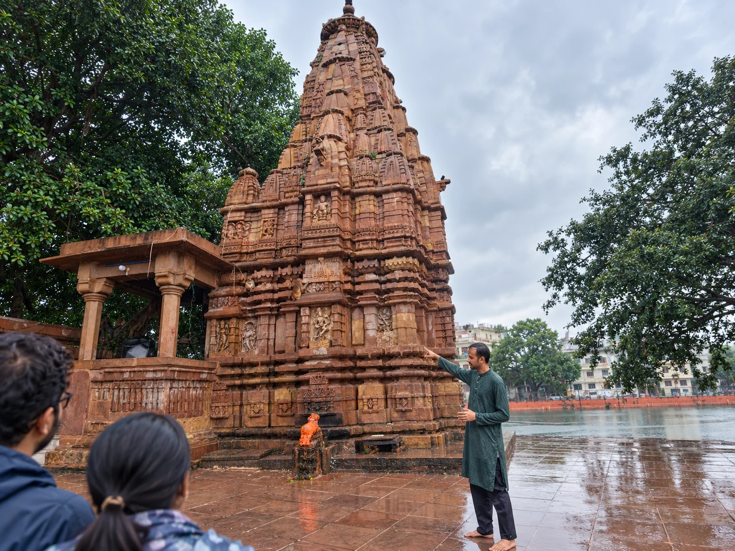Chandru Ramesh explaining the heritage of Kardameshwar Mahadev Temple, Kashi